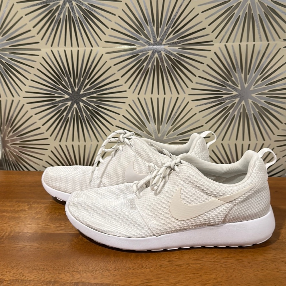 Nikes White Sport Sneakers 🥥🤍